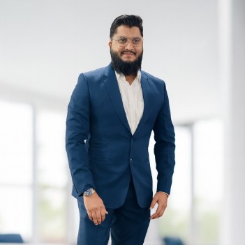 Uzer Khan